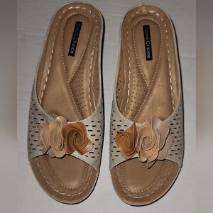 Good Choice Lightweight Slip On Sandals 8 floral beige tan cream Floral